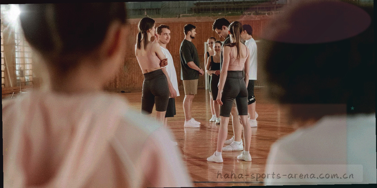 夜场比赛看台与灯光的远景，画面偏暗保留颗粒感